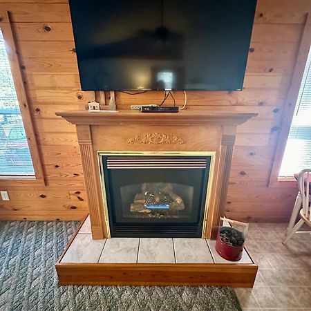 Cedar Creek Cabins #1 - Giant Spa Tub, Large Wooded Porch, Full Kitchen, 1 Bedroom 유레카 스프링스 외부 사진