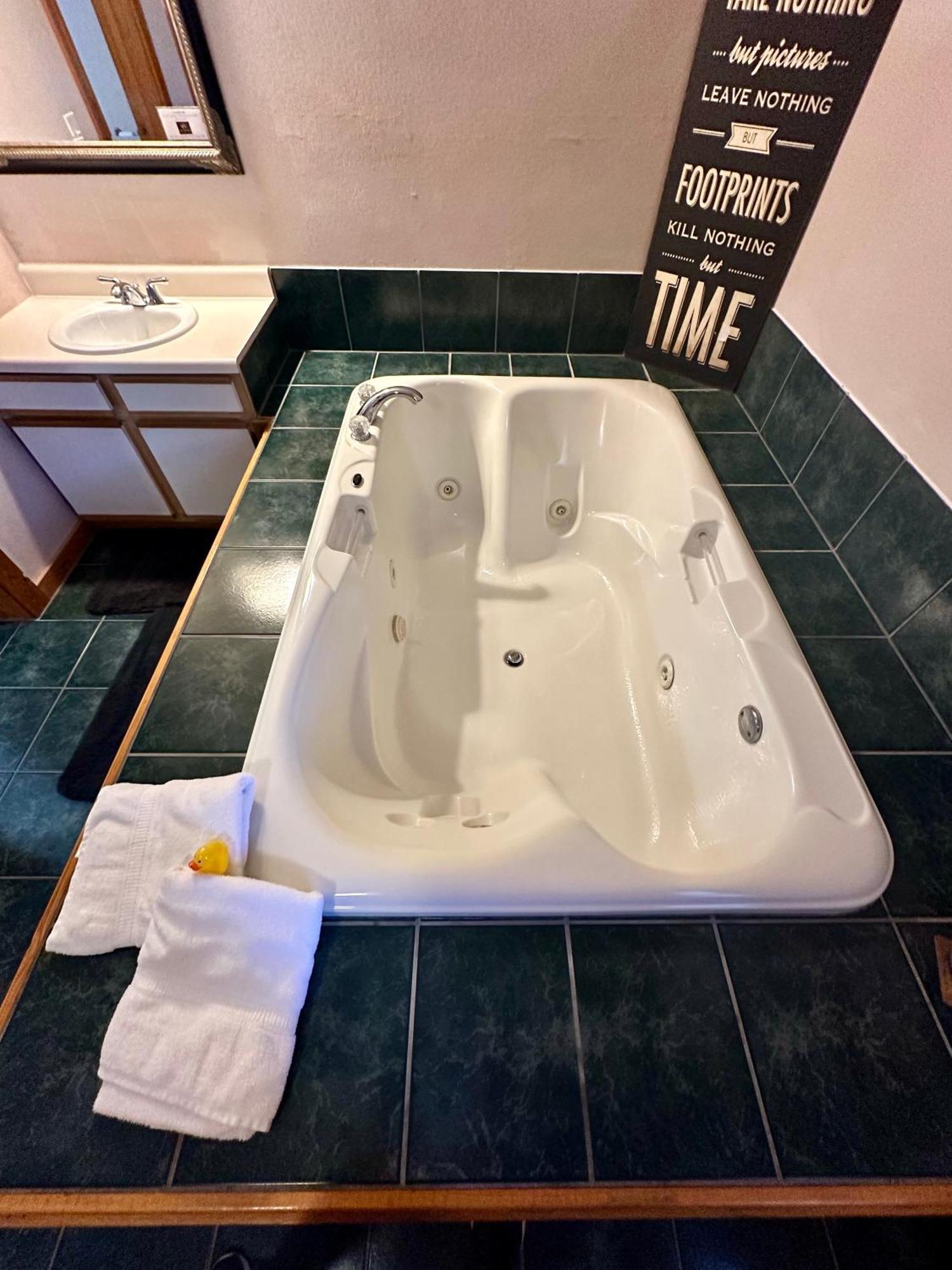 Cedar Creek Cabins #1 - Giant Spa Tub, Large Wooded Porch, Full Kitchen, 1 Bedroom 유레카 스프링스 외부 사진